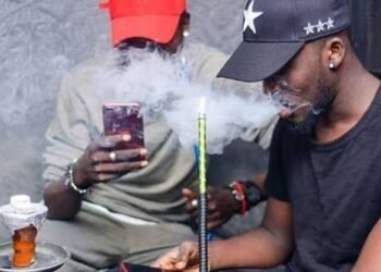 Consommation de chicha à Kankan : le maire donne un ultimatum aux vendeurs et consommateurs pour se conformer à l’interdiction