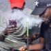 Consommation de chicha à Kankan : le maire donne un ultimatum aux vendeurs et consommateurs pour se conformer à l’interdiction