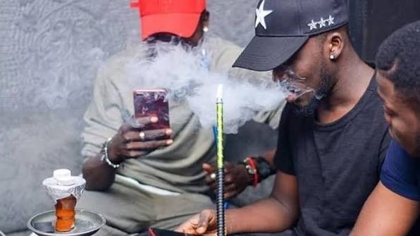 Consommation de chicha à Kankan : le maire donne un ultimatum aux vendeurs et consommateurs pour se conformer à l’interdiction