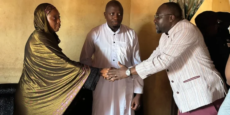 Assassinat atroce de  Mory Soumaré à Kankan : le Procureur général Marwane Baldé aux côtés de la famille
