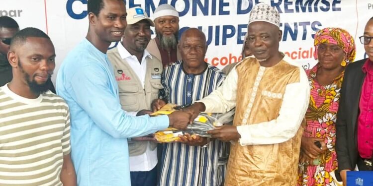 Lutte contre le chômage : Le Maire de Lambandji  remet des motos tricycles aux jeunes de Wanindara