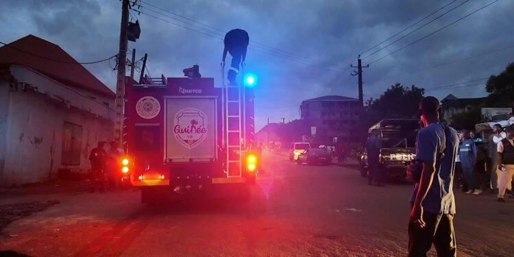 Incendie électrique à Morykanteah (Conakry) : la colère des citoyens face au retard des sapeurs-pompiers