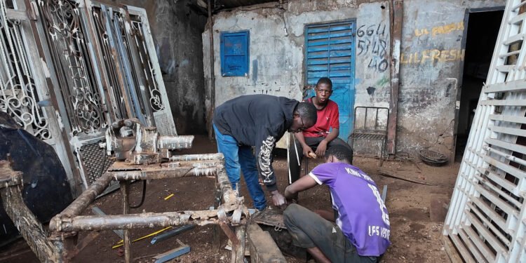 Coupures d’électricité : les chaudronniers de Conakry en difficulté