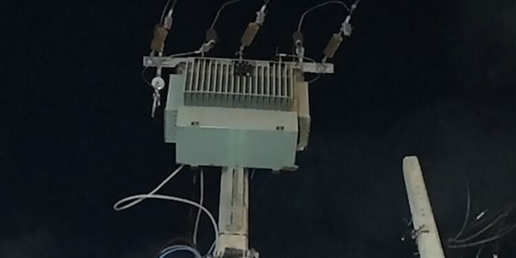 À Petit Simbaya, un transformateur en panne plonge le quartier dans le noir : les habitants sollicitent l’aide du chef de l’État
