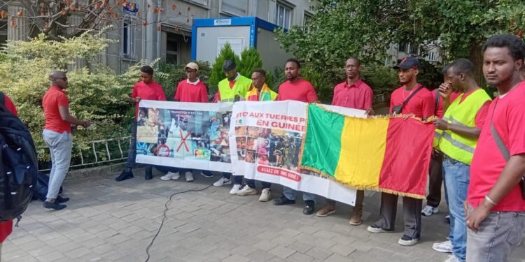 Bruxelles : l’UFDG dissoute dénonce les atteintes aux droits humains en Guinée lors d’une manifestation devant l’ambassade
