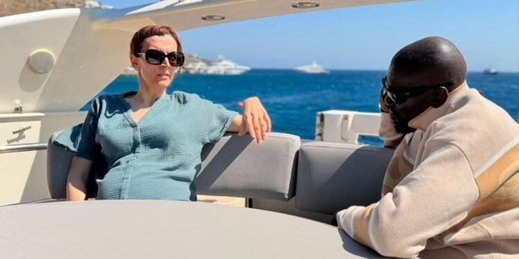 Image du jour : le président Mamadi Doumbouya entame ses vacances aux côtés de son épouse