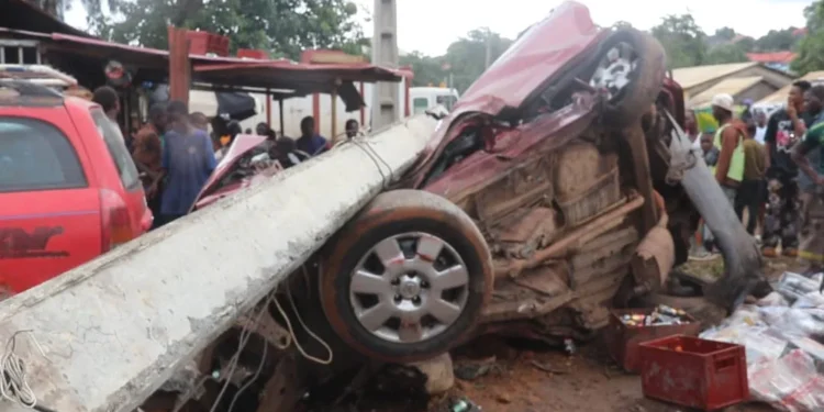 Dubréka : un spectaculaire accident à Kenendé Plateau cause d&rsquo;importants dégâts matériels, le conducteur du camion en fuite