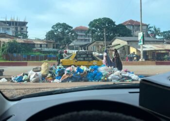 Arrêt sur image  : À Conakry , la chaussée transformée en dépotoir,  un acte d’incivisme qui interpelle les mairies