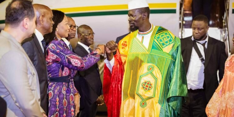 Visite d’État en Côte d’Ivoire : Mamadi Doumbouya accueilli à Abidjan par les autorités ivoiriennes et la communauté guinéenne