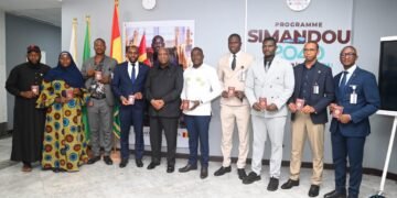 Diplomatie : le ministre Morissanda Kouyaté remet les passeports diplomatiques aux cadres nommés à la Mission permanente de Guinée auprès de l’ONU