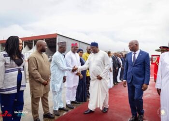 Coopération bilatérale : le président Adama Barrow quitte Conakry après une visite officielle