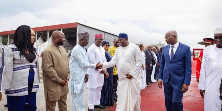 Coopération bilatérale : le président Adama Barrow quitte Conakry après une visite officielle
