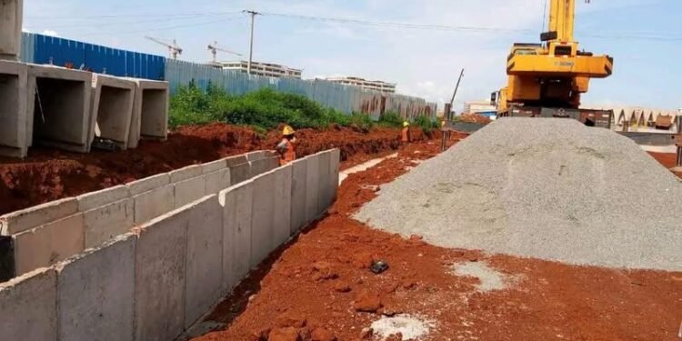 Koloma (Conakry) : les travaux d’aménagement et de bitumage du centre directionnel se poursuivent