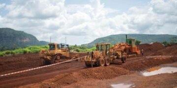 Voie express Kagbélén-Kouria : le ministre Facinet Sylla inspecte le chantier et appelle à accélérer les travaux