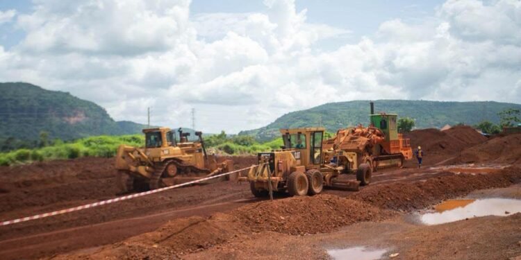 Voie express Kagbélén-Kouria : le ministre Facinet Sylla inspecte le chantier et appelle à accélérer les travaux