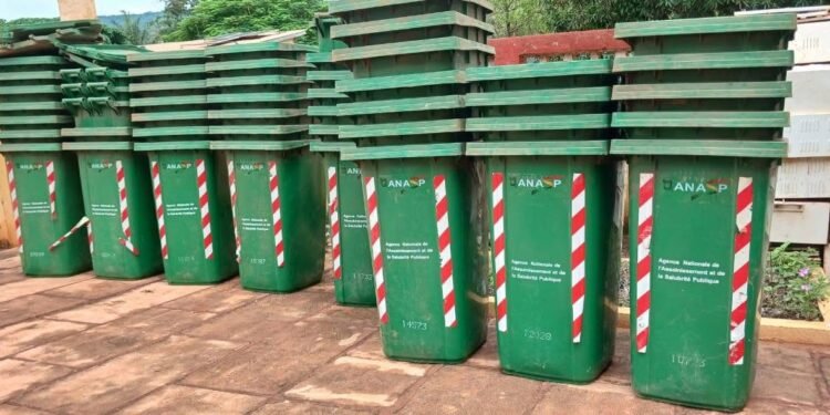 Lutte contre l’insalubrité à Dinguiraye : l’ANASP dote la commune d’une cinquantaine de poubelles publiques