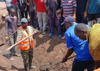 Batè-Nafadji (Kankan) : les citoyens curent les caniveaux dans le cadre d’une opération d’assainissement