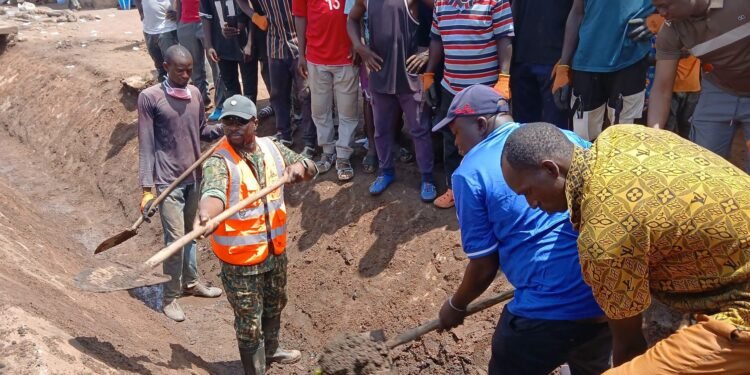 Batè-Nafadji (Kankan) : les citoyens curent les caniveaux dans le cadre d’une opération d’assainissement