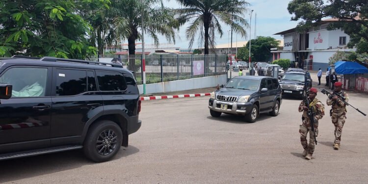 Aéroport Ahmed-Sékou-Touré : le président Mamadi Doumbouya regagne Conakry après sa visite en Côte d’Ivoire