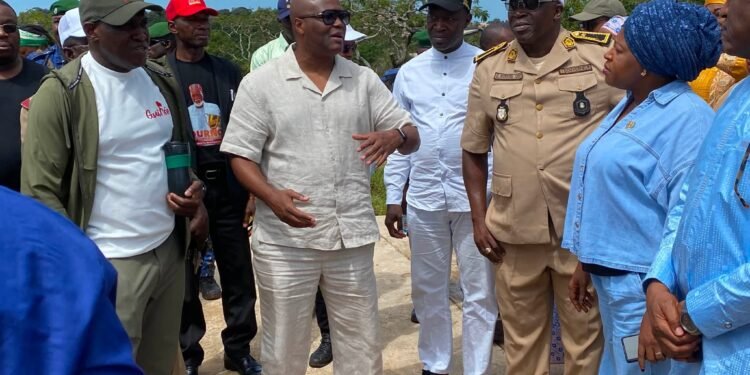 Mali : le ministre Béa Diallo visite le complexe sportif de Somba