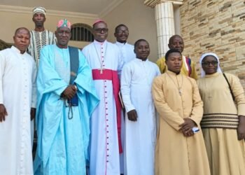 Arrêt sur image : à Labé, l’archevêque métropolitain reçu par le Grand Imam Elhadj Mamadoul Badrou Bah