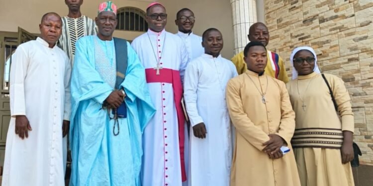Arrêt sur image : à Labé, l’archevêque métropolitain reçu par le Grand Imam Elhadj Mamadoul Badrou Bah