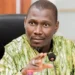 Le mariage d’une féministe annulé au Mali : la toile s’enflamme (Par Sayon Mara) Dans les sociétés africaines, le mari est le chef de famille. Il n’y a pas deux capitaines dans un même bateau. Il est donc inutile de calquer ou de singer des valeurs qui ne peuvent s’imposer à l’opinion. Chaque société a ses propres valeurs. Même si les dirigeants des pays africains souscrivent parfois à des valeurs qui ne tiennent pas compte des réalités africaines, sur l’ordre ou la recommandation de certaines institutions internationales, l’opinion publique reste foncièrement attachée à ses propres valeurs et normes. Les féministes qui tiennent des discours radicaux pour rebeller d’autres femmes, qui pour la plupart d’ailleurs ne sont pas mariées, doivent donc faire attention pour ne pas finir leur vie chez leurs parents. Mdr.En peu de mots, certaines féministes pensent souvent que la femme doit forcément mesurer ses muscles à ceux du mari pour réclamer l’égalité entre les hommes et les femmes. Elles ne sont vraiment pas de bonnes conseillères. Dans les sociétés africaines, il n’y a pas d’hiérarchie entre les hommes et les femmes. Ils se complètent plutôt au foyer. Tenir donc certains discours fait peur aux hommes et présente plus d’inconvénients que d’avantages. Sayon Mara