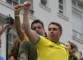 Brésil : après sa défaite électorale, Flavio Bolsonaro  interdit de quitter le pays