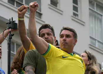 Brésil : après sa défaite électorale, Flavio Bolsonaro  interdit de quitter le pays