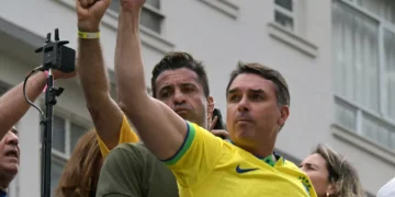 Brésil : après sa défaite électorale, Flavio Bolsonaro  interdit de quitter le pays