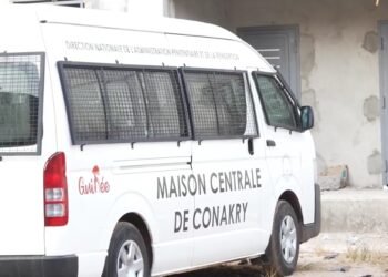 Justice : un garde pénitentiaire suspendu pour usage abusif d’un véhicule d’extraction de détenus