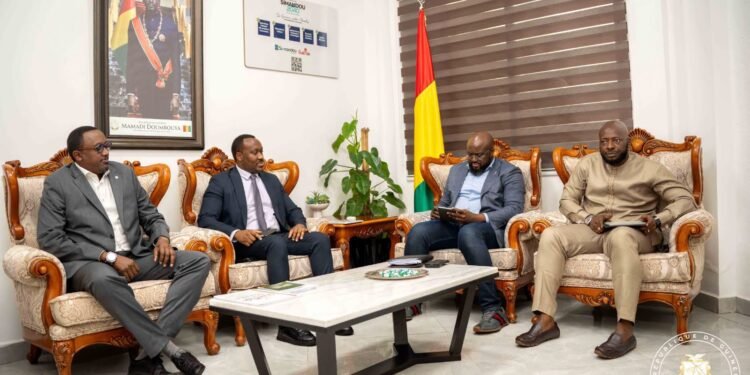 Coopération Guinée–Rwanda : Djiba Diakité reçoit son homologue rwandais au Petit Palais