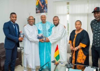 Football : le ministre des Sports remet les passeports de service des joueurs du Syli National