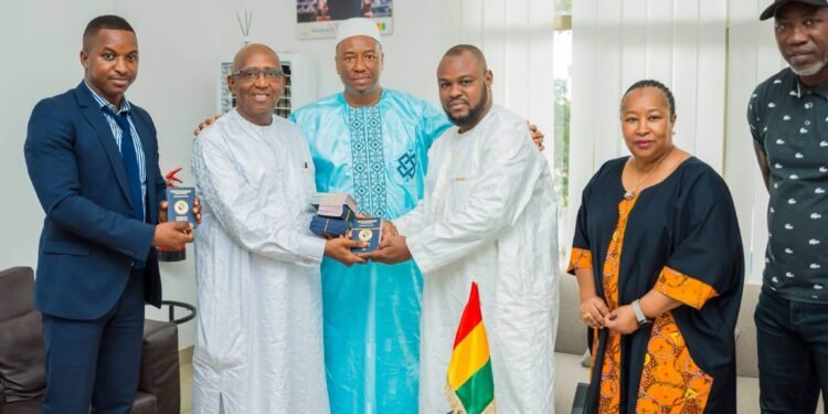 Football : le ministre des Sports remet les passeports de service des joueurs du Syli National