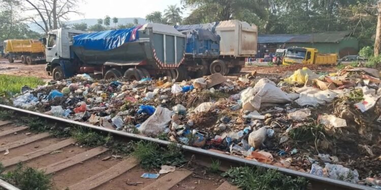 Kouriah : les déchets s’accumulent le long de la voie ferrée à Filikhoungni