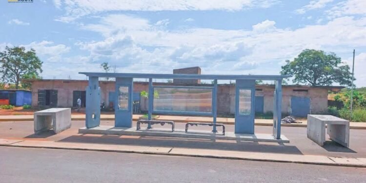 Kankan : l’autoroute  2×2 voies se dote d’abris pour les arrêts de transport en commun ( AGEROUTE maître d’ouvrage )