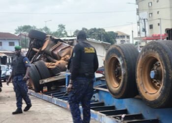 Conakry : un camion-remorque se renverse au carrefour Concasseur, la circulation au ralenti