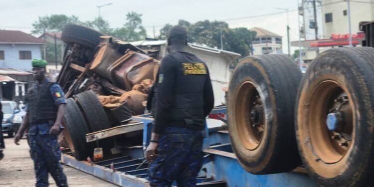 Conakry : un camion-remorque se renverse au carrefour Concasseur, la circulation au ralenti