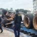 Conakry : un camion-remorque se renverse au carrefour Concasseur, la circulation au ralenti