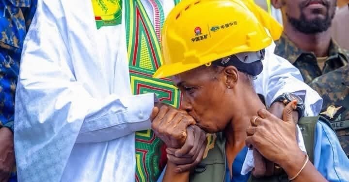 Sa rencontre avec le président. Mamadi Doumbouya change sa vie : une ouvrière reçoit une maison et intègre la présidence de la République