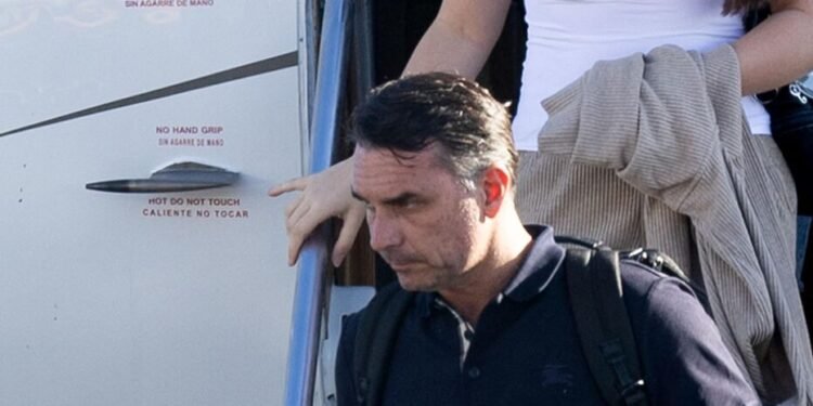 Brésil : après sa défaite à la présidentielle, Flavio Bolsonaro a fui le pays.