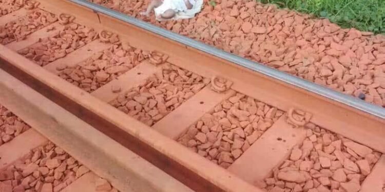Kolaboui : un nouveau-né retrouvé abandonné sur les rails à Mansaliya, une mère présumée interpellée