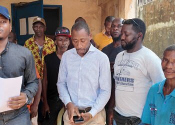 Conakry : après  plus de 2 ans sans salaire, les travailleurs de SODITEV et de Gangan séquestrent leur directeur dans son bureau.