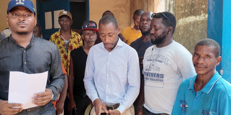 Conakry : après  plus de 2 ans sans salaire, les travailleurs de SODITEV et de Gangan séquestrent leur directeur dans son bureau.